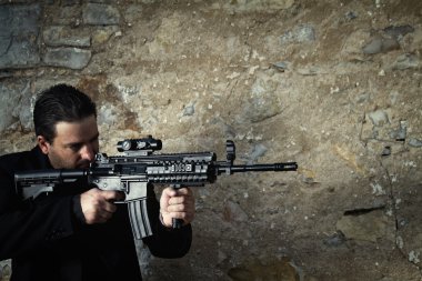 sözleşme katil agent karakteri