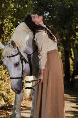 Beyaz bir at ile klasik kız