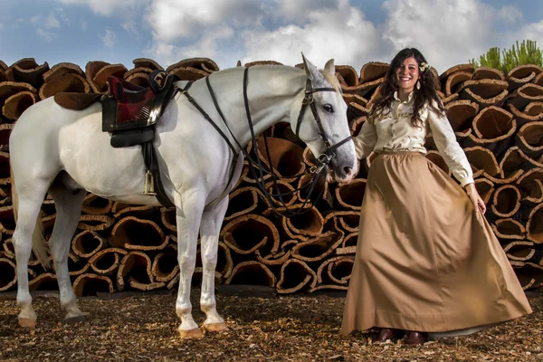 Класична дівчина з білим конем — стокове фото