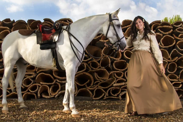 Menina clássica com um cavalo branco — Fotografia de Stock