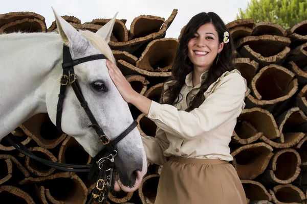 Ragazza classica con un cavallo bianco — Foto Stock