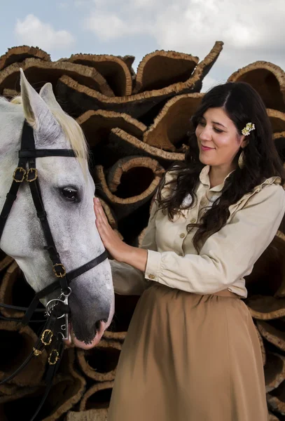 Klassisches Mädchen mit einem weißen Pferd — Stockfoto