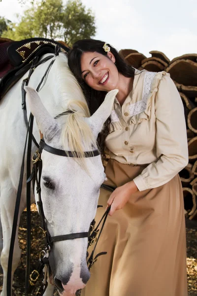 一匹白马的古典女孩 — 图库照片