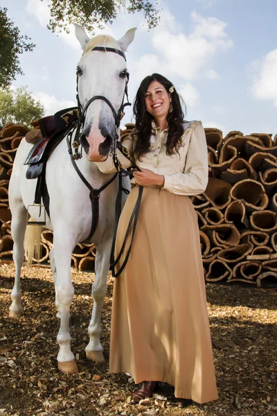 Ragazza classica con un cavallo bianco — Foto Stock