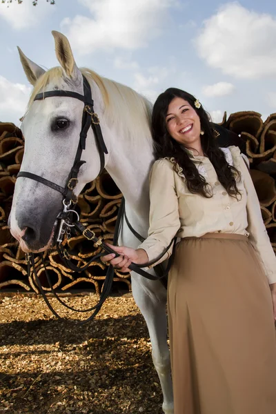 Ragazza classica con un cavallo bianco — Foto Stock