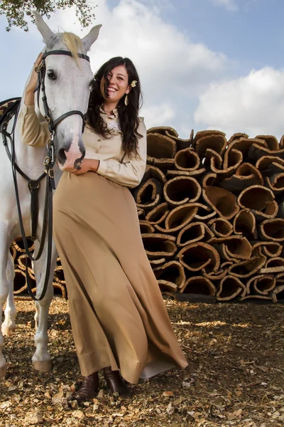 Класична дівчина з білим конем — стокове фото