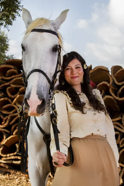 Ragazza classica con un cavallo bianco — Foto Stock