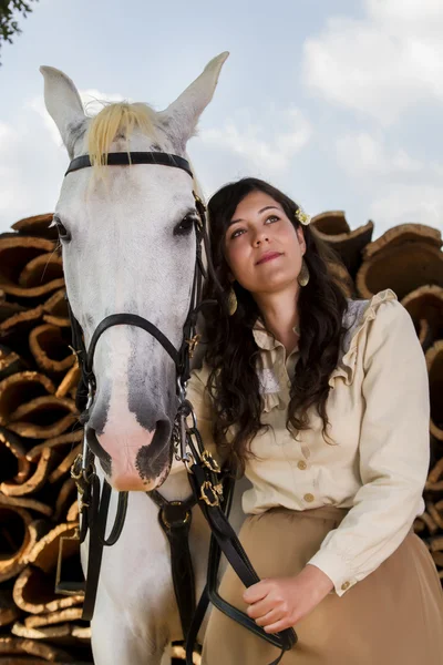 Ragazza classica con un cavallo bianco — Foto Stock