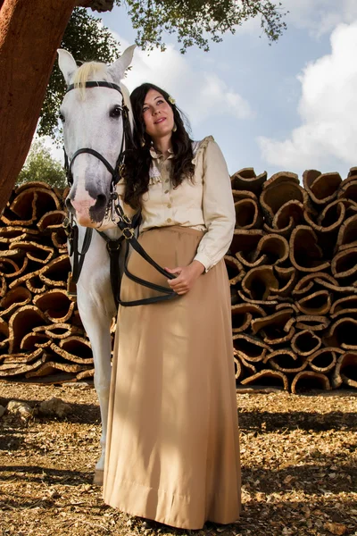 Klassisk tjej med en vit häst — Stockfoto
