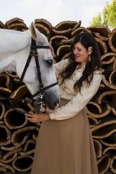 Ragazza classica con un cavallo bianco — Foto Stock