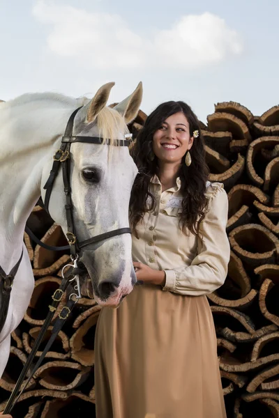 Ragazza classica con un cavallo bianco — Foto Stock