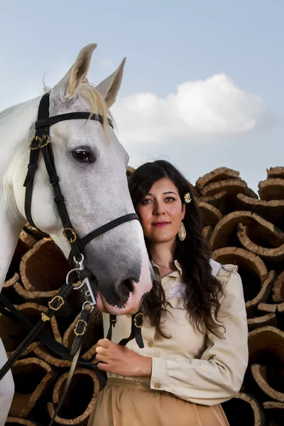 一匹白马的古典女孩 — 图库照片