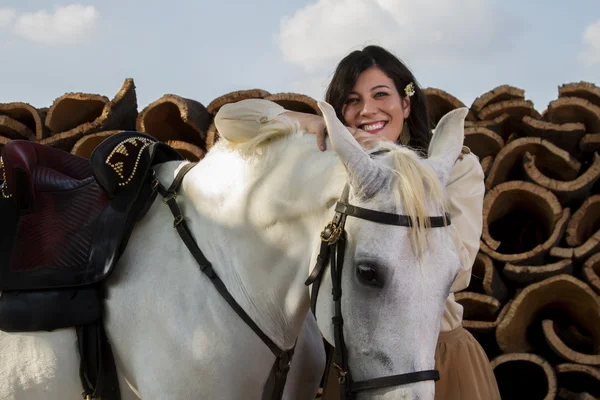 Ragazza classica con un cavallo bianco — Foto Stock