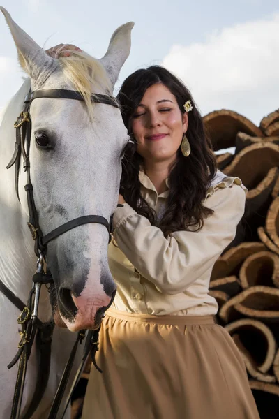 Ragazza classica con un cavallo bianco — Foto Stock