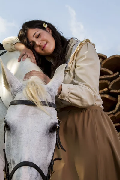 Ragazza classica con un cavallo bianco — Foto Stock