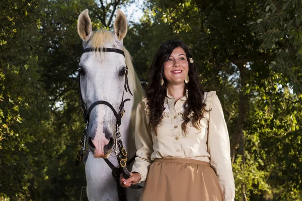 Chica clásica con un caballo blanco — Foto de Stock