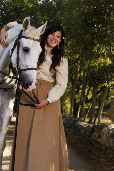 Ljus med hjärtaκλασική κορίτσι με ένα άσπρο άλογο — Φωτογραφία Αρχείου
