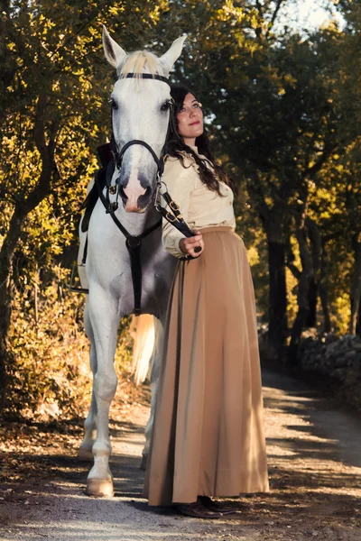 Ragazza classica con un cavallo bianco — Foto Stock