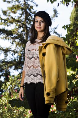 mevsim sonbahar bir ortamda güzel bir kız