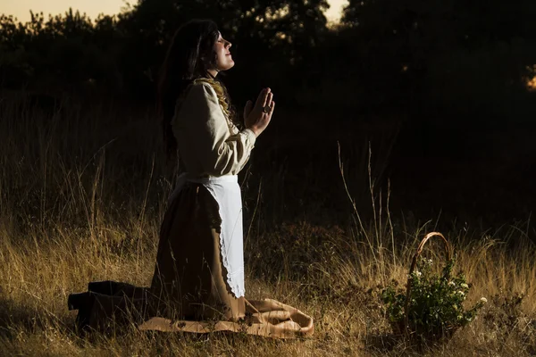Klassieke meisje bidden op het platteland — Stockfoto