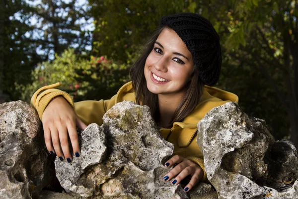 Krásná dívka v podzimní sezónní nastavení — Stock fotografie