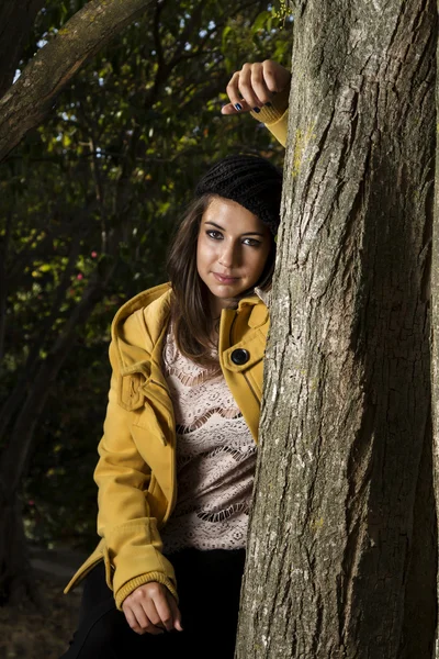 Beautiful girl in a autumn seasonal setting — Stock Photo, Image