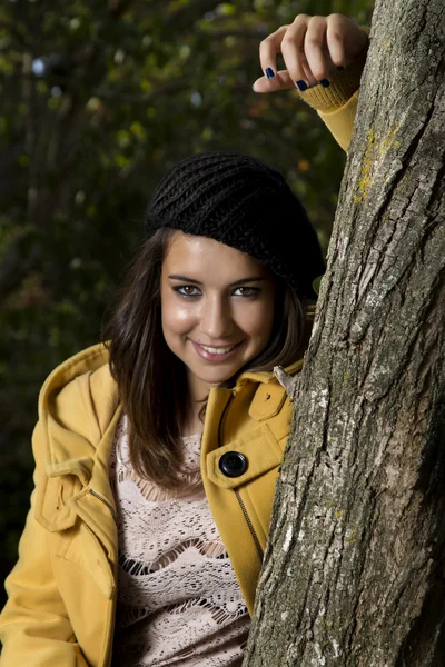 Hermosa chica en un entorno de temporada de otoño —  Fotos de Stock