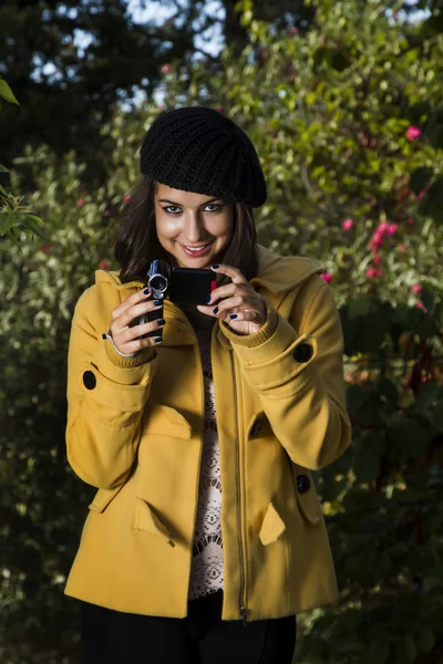 Mooi meisje in een herfst seizoensgebonden instelling — Stockfoto