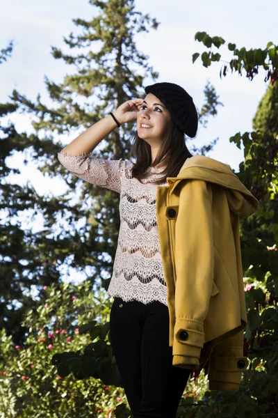 Hermosa chica en un entorno de temporada de otoño — Foto de Stock