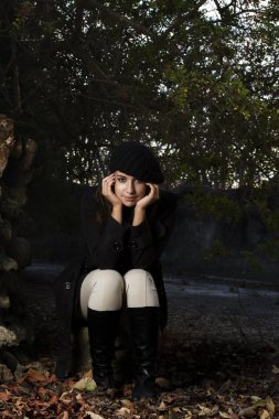 mevsim sonbahar bir ortamda güzel bir kız