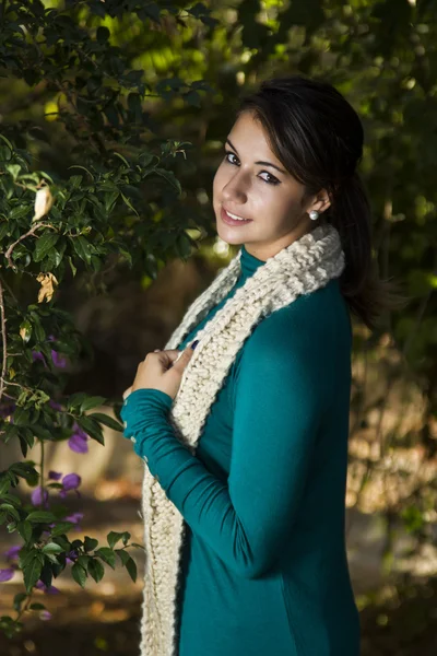 Beautiful girl in a autumn seasonal setting — Stock Photo, Image