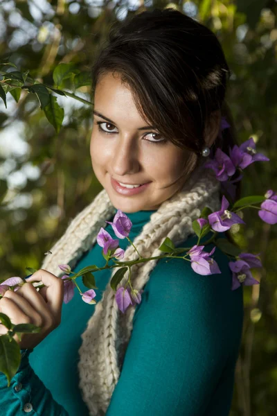 Beautiful girl in a autumn seasonal setting — Stock Photo, Image