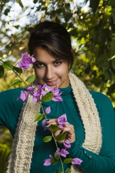 Beautiful girl in a autumn seasonal setting — Stock Photo, Image