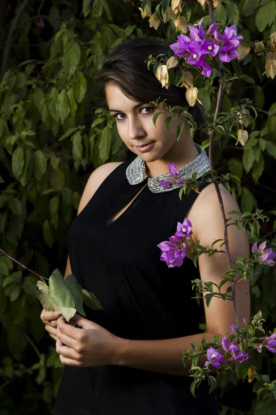 Beautiful girl in a autumn seasonal setting — Stock Photo, Image