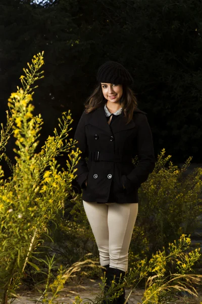 Beautiful girl in a autumn seasonal setting — Stock Photo, Image