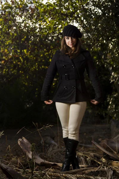 Beautiful girl in a autumn seasonal setting — Stock Photo, Image