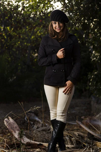 Beautiful girl in a autumn seasonal setting — Stock Photo, Image