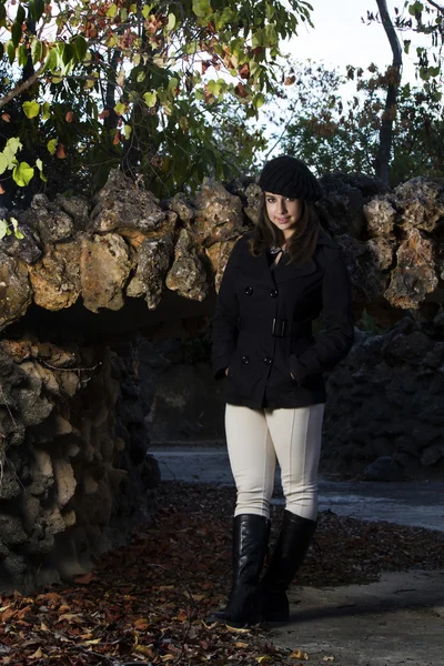 Belle fille dans un cadre saisonnier d'automne — Photo