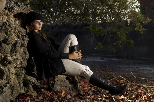 Mooi meisje in een herfst seizoensgebonden instelling — Stockfoto