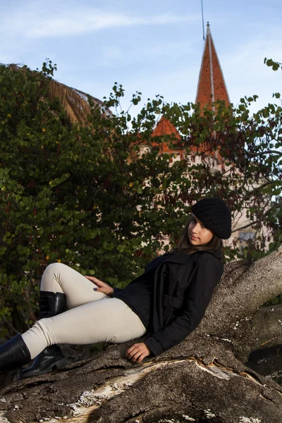 Mooi meisje in een herfst seizoensgebonden instelling — Stockfoto