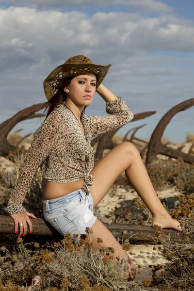 Hermosa chica en la playa — Foto de Stock