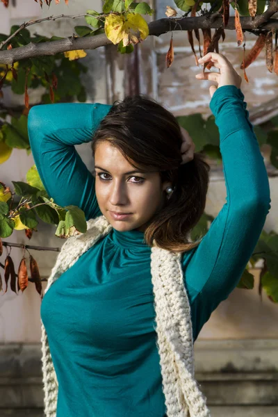 Beautiful girl in a autumn seasonal setting — Stock Photo, Image