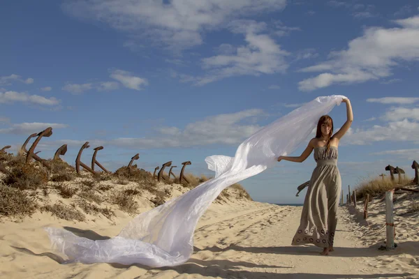 Schöne Mädchen am Strand mit langen schönen weißen Tuch — Stockfoto