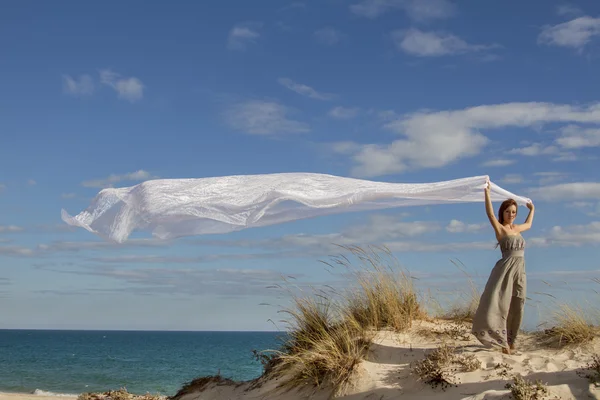 Belle fille dans la plage avec long beau tissu blanc — Photo