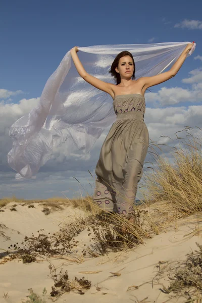 Schöne Mädchen am Strand mit langen schönen weißen Tuch — Stockfoto