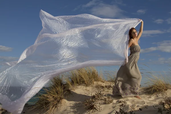 Schöne Mädchen am Strand mit langen schönen weißen Tuch — Stockfoto