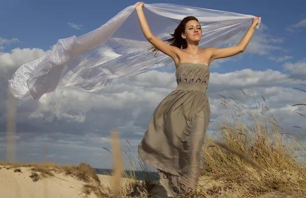 Bella ragazza in spiaggia con lungo bel panno bianco — Foto Stock