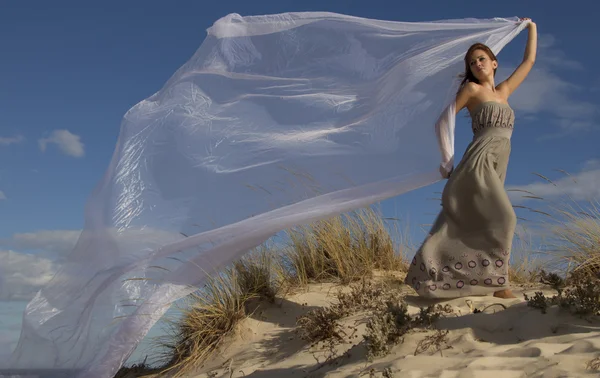 Bella ragazza in spiaggia con lungo bel panno bianco — Foto Stock