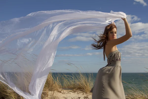 Krásná dívka na pláži dlouhé krásné bílé látky — Stock fotografie