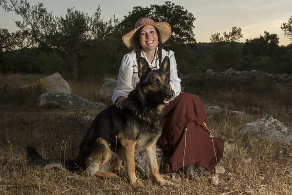 Mooi meisje op het platteland met een hond — Stockfoto